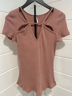 Free People Frenchie Cutout Tee Rust/White. Size: Large Women’s